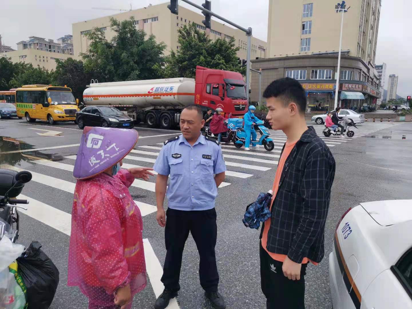 寧德市東僑民警巧破案 失主贊之